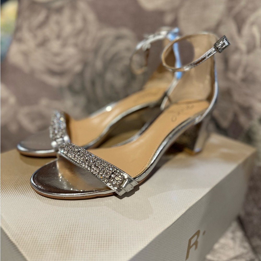 Jewel Badgley Mischka Silver Embellished Block Heels. Fits more like a 6M